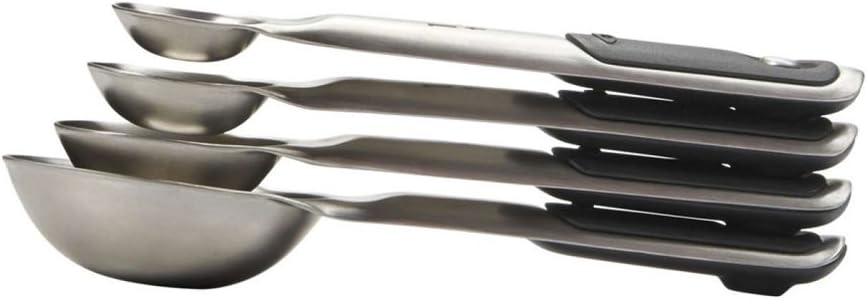 Measuring cups and spoons